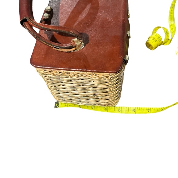 Vintage tan Wicker Basket Purse
Handbag gold hardware brown leather handles - Picture 8 of 8